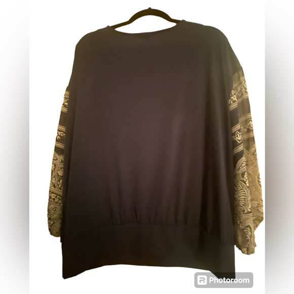 JM Collection XXl navy blouse w/distinctive sleeves and gold detail at keyhole💙 - Picture 2 of 9